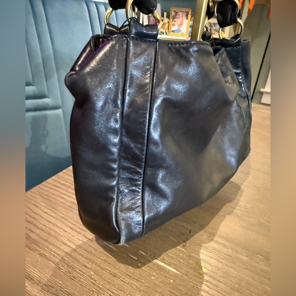 CHANEL Black Leather with Chunky Gold Chain Shoulder Bag - Full Inculsion - Picture 6 of 13